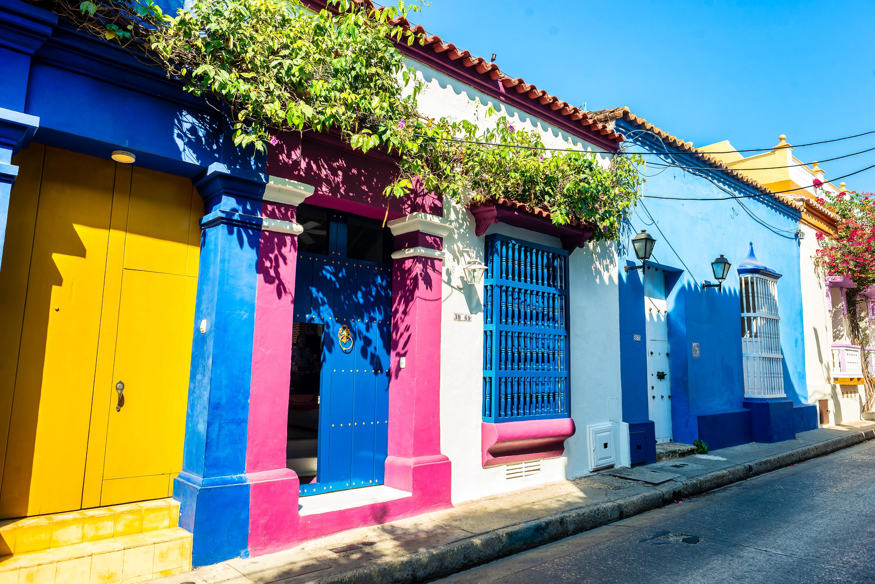 Fachada colorida de casa colonial privada en Cartagena de Indias con arquitectura tradicional caribeña
