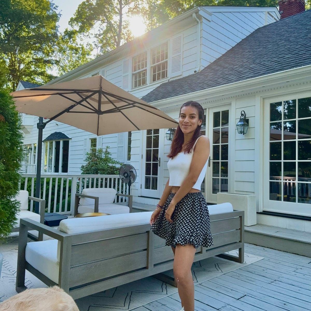 Huésped disfrutando en terraza de apartamento vacacional cerca parque del café Montenegro con muebles exteriores